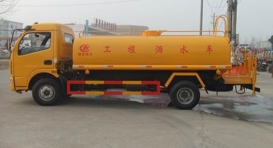 東風(fēng)多利卡灑水車(chē)