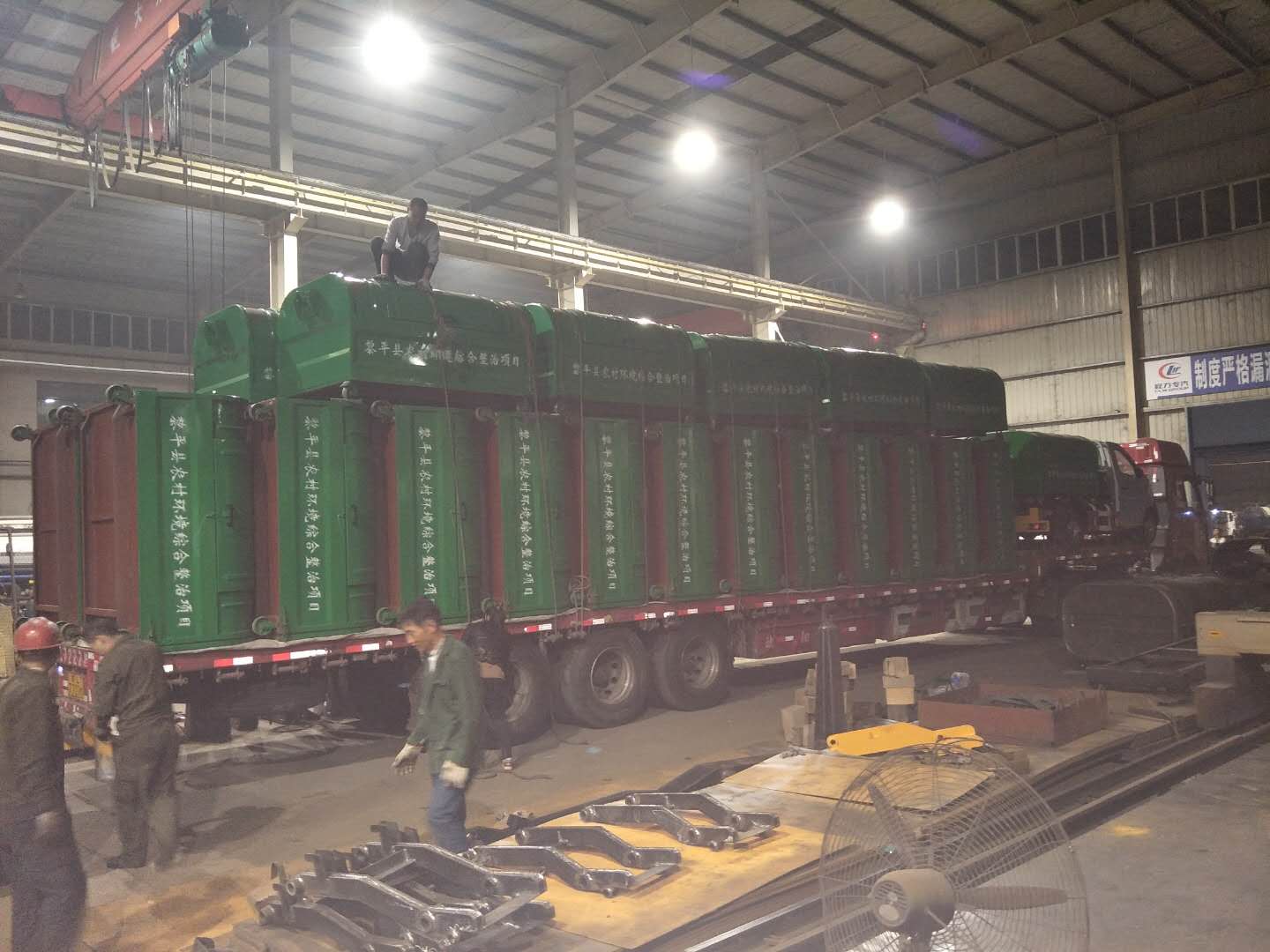 黎平縣采購(gòu)的46臺(tái)勾臂式垃圾車(chē)和307個(gè)垃圾箱開(kāi)始