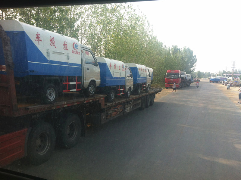 圖為準備發(fā)車至山西的小型<a href=http://m.sld918.com/ljc target=_blank class=infotextkey>垃圾車</a>
