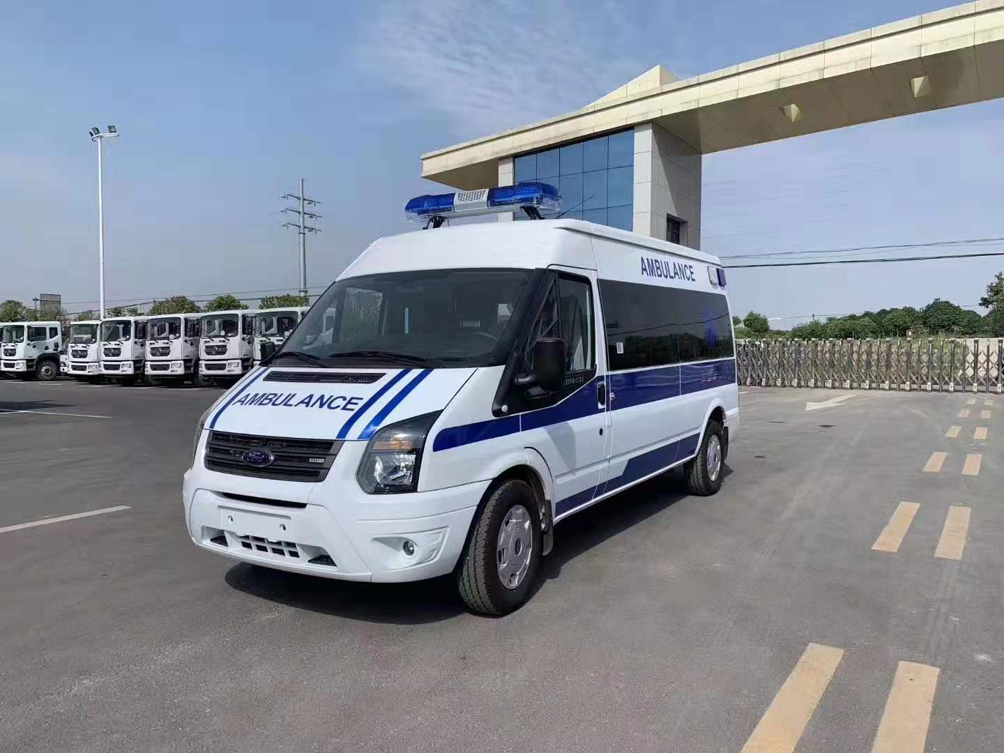 福特新世代V348救護(hù)車(長(zhǎng)軸中頂)圖片3