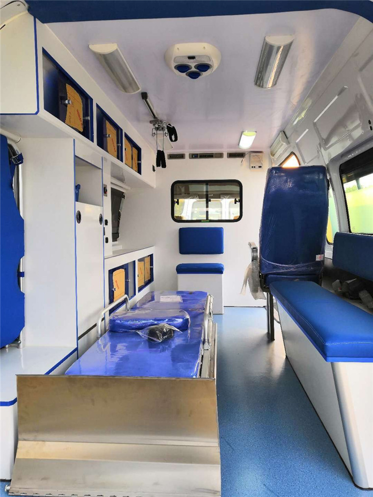 福特新全順V362救護(hù)車(中軸中頂)
