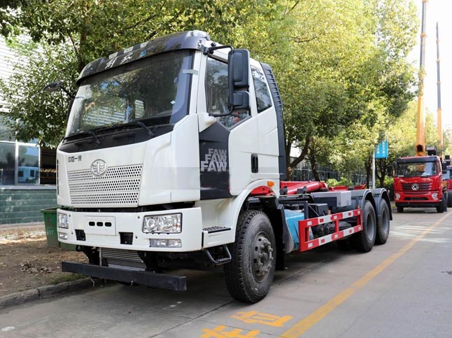 國(guó)六解放J6后雙橋勾臂式垃圾車(chē)(垃圾中轉(zhuǎn)站配套)
