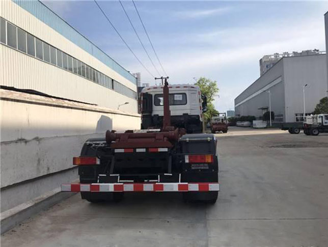 東風(fēng)天龍后雙橋國(guó)六車(chē)廂可卸式垃圾車(chē)圖片5