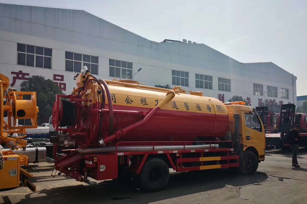 東風(fēng)多利卡國(guó)六清洗吸污車(chē)圖片3