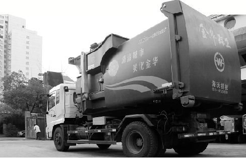 昨天，一輛酷似裝甲車(chē)的環(huán)衛(wèi)車(chē)照片在金華網(wǎng)民中流傳，金華用上如此帥氣的環(huán)衛(wèi)車(chē)，許多網(wǎng)友很好奇。