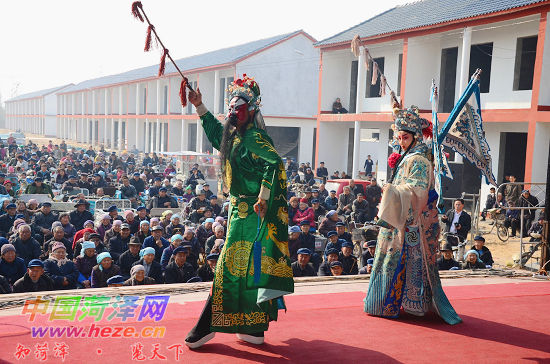 “人大代表號(hào)”大型流動(dòng)<a href=http://m.sld918.com/wtc/ target=_blank class=infotextkey>舞臺(tái)車</a>駛進(jìn)李村鎮(zhèn)