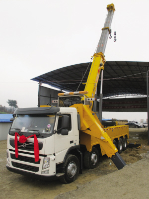 昨日，目前國(guó)內(nèi)最大噸位的道路<a href=http://m.sld918.com/qzc/ target=_blank class=infotextkey>清障車(chē)</a>正式“落戶(hù)”貴陽(yáng)。該清障車(chē)車(chē)價(jià)近300萬(wàn)元，集吊裝、拖車(chē)于一體，最大起吊高度13.2米，最大拖牽重量54噸，最大起吊重量60噸，可安全快速地對(duì)交通事故中側(cè)翻的重型貨車(chē)、重型<a href=http://m.sld918.com/ygc/ target=_blank class=infotextkey>油罐車(chē)</a>等進(jìn)行起吊、救援和拖運(yùn)，及時(shí)恢復(fù)現(xiàn)場(chǎng)交通。曾秦 攝