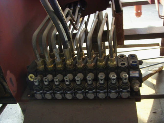  多路換向閥是<a href=http://m.sld918.com/scd/ target=_blank class=infotextkey>隨車吊</a>的操作系統(tǒng)