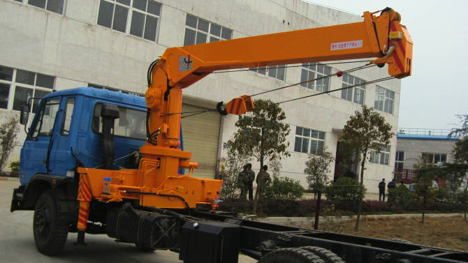 直臂式隨車起重機(jī):  直臂式隨車起重機(jī)是通過吊臂的伸縮油 缸把吊臂伸出或縮回。
