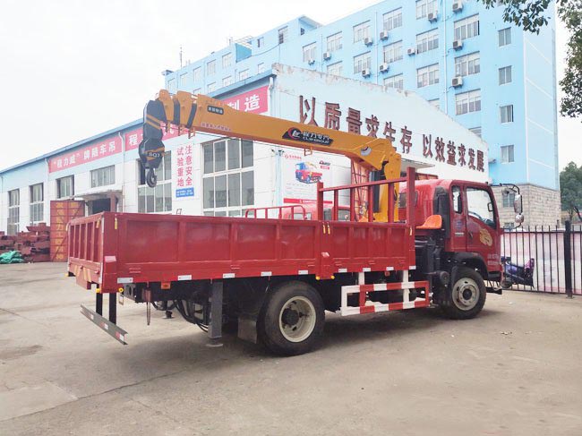 程力吊機(jī)6.3噸隨車(chē)吊重汽豪曼隨車(chē)吊圖片4