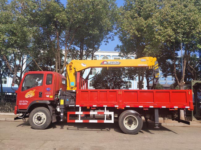 程力吊機(jī)6.3噸隨車(chē)吊重汽豪曼隨車(chē)吊圖片3