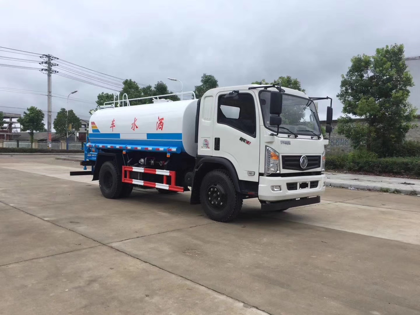 11方東風(fēng)御虎灑水車(chē)